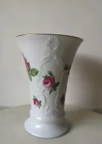 porcelanowy wazon z różą Royal KPM — ujęcie 3