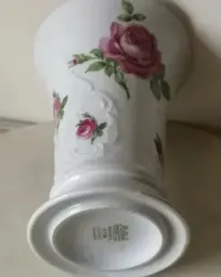 porcelanowy wazon z różą Royal KPM — ujęcie 4