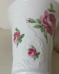 porcelanowy wazon z różą Royal KPM — ujęcie 5