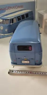 Prl Duży model auta  1:12 volkswagen kombi ogórek T1 rok1957 — ujęcie 3