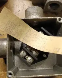Puszki natynkowe Polam typ AK 11,i uchwyty do kabla. Loft, PRL. — ujęcie 4