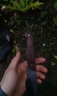 Ręcznie wykuty nóż myśliwski/ ręcznie rzeźbiona rękojeść. Knifemaking — ujęcie 2
