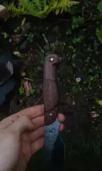 Ręcznie wykuty nóż myśliwski/ ręcznie rzeźbiona rękojeść. Knifemaking — ujęcie 3