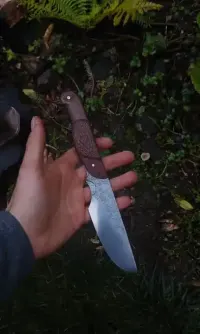 Ręcznie wykuty nóż myśliwski/ ręcznie rzeźbiona rękojeść. Knifemaking — ujęcie 5