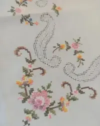 Serweta biała haftowana krzyżykowo 86x86cm — ujęcie 5