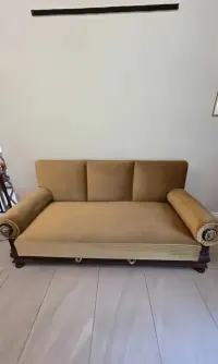 Sofa antyk w złotym kolorze — ujęcie 2