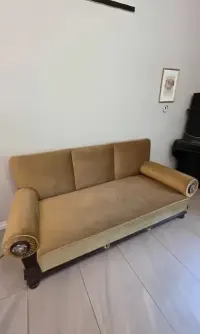 Sofa antyk w złotym kolorze — ujęcie 3