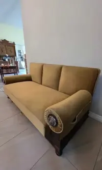 Sofa antyk w złotym kolorze — ujęcie 4