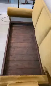 Sofa antyk w złotym kolorze — ujęcie 5