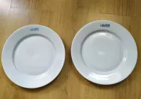 SPOŁEM dwa stare, płaskie, porcelanowe, talerze obiadowe z PRL-u — ujęcie 3