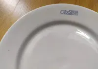 SPOŁEM dwa stare, płaskie, porcelanowe, talerze obiadowe z PRL-u — ujęcie 4