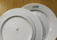 SPOŁEM dwa stare, płaskie, porcelanowe, talerze obiadowe z PRL-u — ujęcie 5