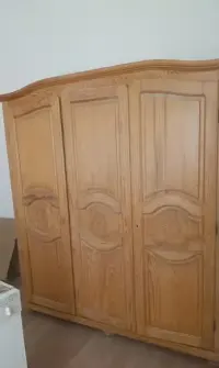 Stara dębowa szafa — ujęcie 2