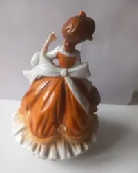Stara figurka damy pozytywka — ujęcie 3