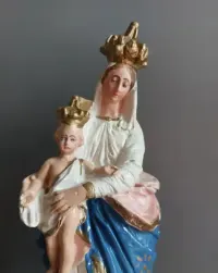 Stara figurka Matki Bożej z dzieciątkiem — ujęcie 5