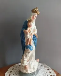 Stara figurka Matki Bożej z dzieciątkiem — ujęcie 4