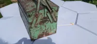 Stara kolekcjonerska mała skrzynka narzędziowa — ujęcie 2
