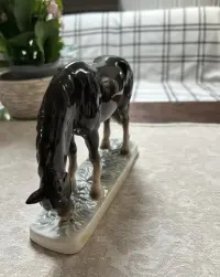 Stara porcelanowa figurka pasącego się konia – Japonia – MB K.E.T.O. Import – vintage — ujęcie 2