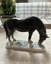 Stara porcelanowa figurka pasącego się konia – Japonia – MB K.E.T.O. Import – vintage — ujęcie 3
