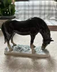 Stara porcelanowa figurka pasącego się konia – Japonia – MB K.E.T.O. Import – vintage — ujęcie 4