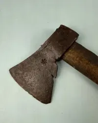 Stara solidna sygnowana kuta siekierka toporek siekiera 700g — ujęcie 2