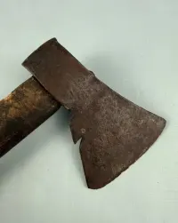Stara solidna sygnowana kuta siekierka toporek siekiera 700g — ujęcie 3
