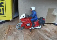 Stara vintage niemiecka zabawka motocykl służb ratowniczych z kierowcą — ujęcie 2