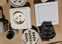 stare kontakty , korki , pozostałości elektryczne różne z demontażu — ujęcie 2
