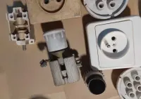 stare kontakty , korki , pozostałości elektryczne różne z demontażu — ujęcie 3