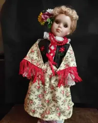 Stare piękne porcelanowe lalki ludowe - góral i góralka — ujęcie 2