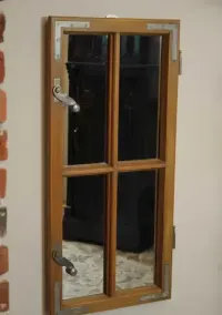 Stare zabytkowe okno z lustrem, rustykalne, loft — ujęcie 2