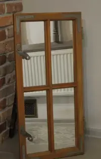 Stare zabytkowe okno z lustrem, rustykalne, loft — ujęcie 3