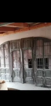 Stare zabytkowe wrota garażowe — ujęcie 3