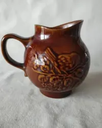 Stary brązowy dzbanek porcelit ZMO Jaroszów okres PRL — ujęcie 2