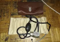 Stary ciśnieniomierz Retro PRL + etui — ujęcie 3