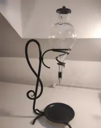 Stary, piękny stojak na wino aerator

Metalowy, ozdobny stojak ze szkl — ujęcie 5