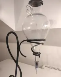 Stary, piękny stojak na wino aerator

Metalowy, ozdobny stojak ze szkl — ujęcie 2