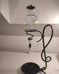 Stary, piękny stojak na wino aerator

Metalowy, ozdobny stojak ze szkl — ujęcie 3
