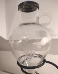 Stary, piękny stojak na wino aerator

Metalowy, ozdobny stojak ze szkl — ujęcie 4
