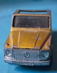 Stary resorak, autko SIKU Mercedes-Benz 280 GE — ujęcie 2