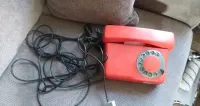 Stary telefon z PRL — ujęcie 2