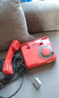 Stary telefon z PRL — ujęcie 3