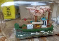 Stary vintage ozdobny statek kuter tybacki w butelce — ujęcie 2