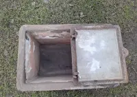 Stary zbiornik żeliwny na wodę z pieca angielki. — ujęcie 3