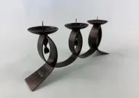 Świecznik na kominek prl metaloplastyka metal gięty trójramienny — ujęcie 3