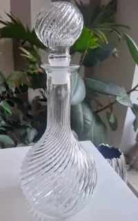 Szklana, spiralna karafka — ujęcie 5