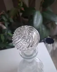 Szklana, spiralna karafka — ujęcie 2
