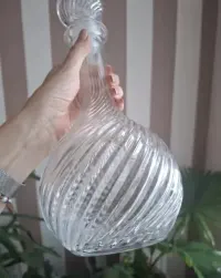 Szklana, spiralna karafka — ujęcie 3