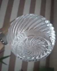 Szklana, spiralna karafka — ujęcie 4