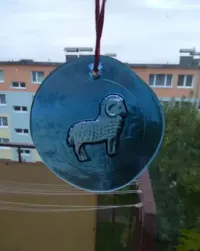 Szklana zawieszka. Suncatcher. Zodiak. Baran. Średnica 14, 5 cm. — ujęcie 3